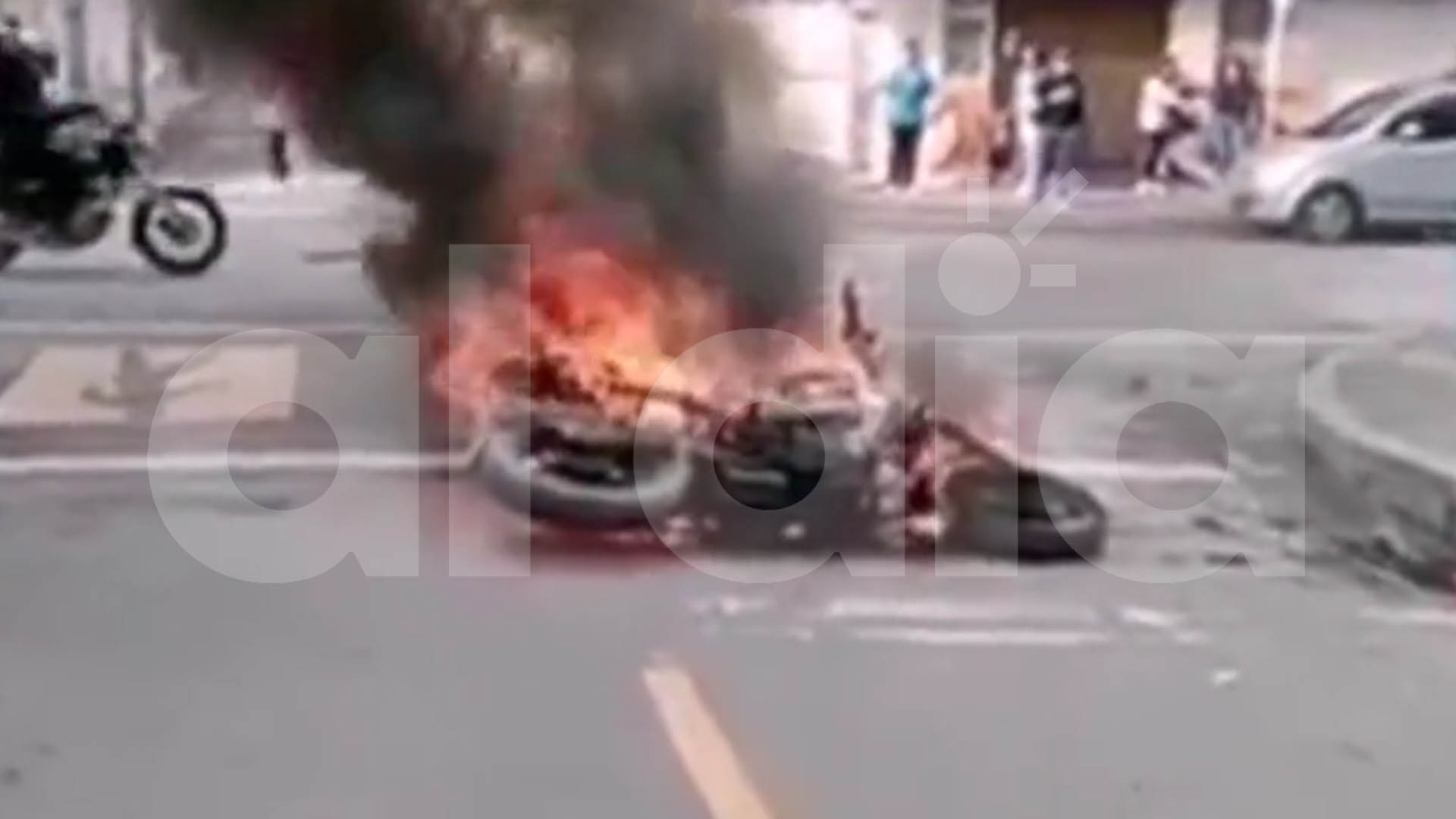 La moto con la que el delincuente atropelló a una persona fue quemada por las personas de la zona
