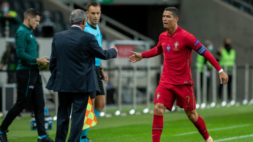 Cristiano Ronaldo y Fernando Santos en medio de la celebración de un gol de la selección de Portugal