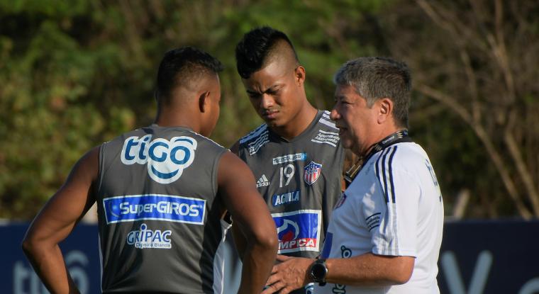 'Bolillo' Gómez durante un entrenamiento dialogando con Luis Sandoval