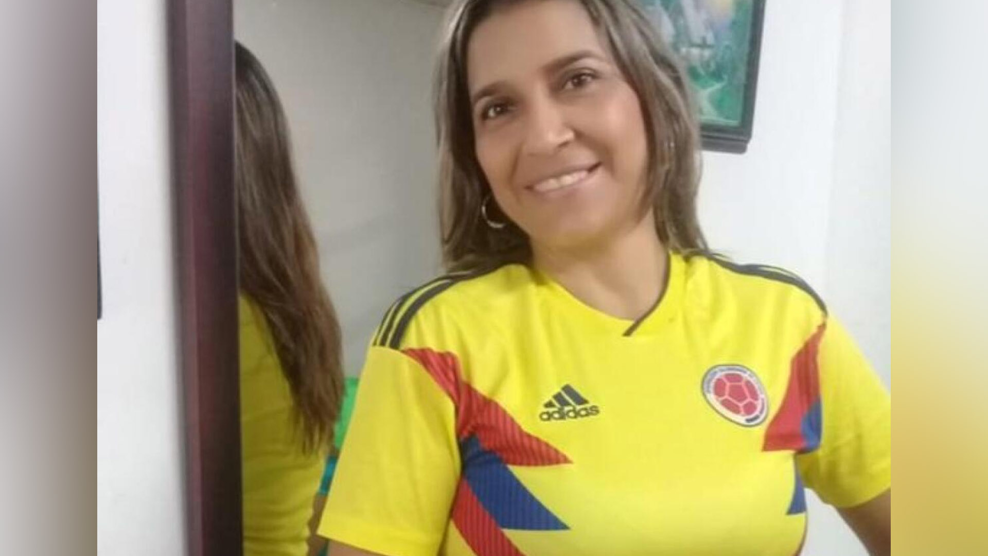 Brenda Pájaro vestida con la camiseta de la selección Colombia