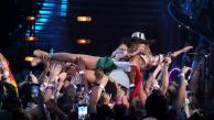 Shakira en el tramo final de su presentación cantando junto a su sombrero vueltiao y siendo sujetada por el público 