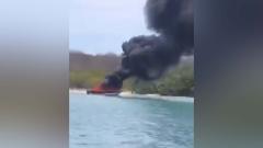 Aspecto del incendio de la embarcación
