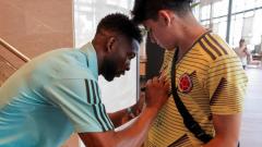 Jefferson Lerma le da un autógrafo a un aficionado colombiano en el sitio de concentración de la Selección en España.