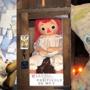 De izquierda a derecha: el Muñeco Shadow, la muñeca Anabelle e 'Ídolo Diabólico'