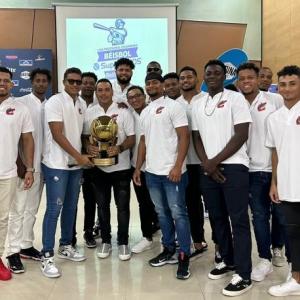 Los Caimanes presentaron el trofeo de campeones de la Serie del Caribe