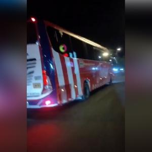 aspecto del bus que transportó a los jugadores, que arribaron en horas de la madrugada a Montería