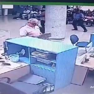 El momento en el que un hombre golpea con su pierna al cubículo de una trabajadora