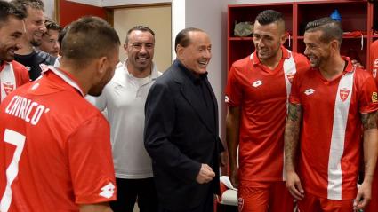 Silvio Berlusconi rodeado de los jugadores del Monza FC