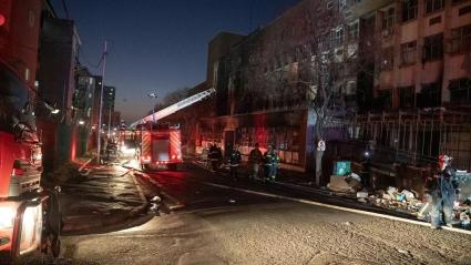 Momentos en los que el cuerpo de bomberos de Sudáfrica trabajaba para contener las llamas