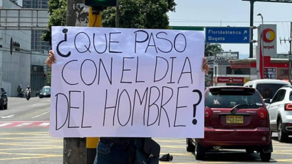 La mujer salió con su letrero a las calles de Bucaramanga