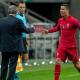 Cristiano Ronaldo y Fernando Santos en medio de la celebración de un gol de la selección de Portugal