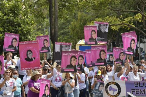 Imágenes de la manifestación de los colectivos feministas y la familia de María del Carmen