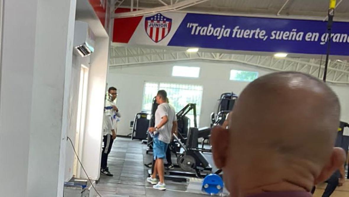 Carlos Bacca en el gimnasio de Junior con el preparador físico César Gaitán.