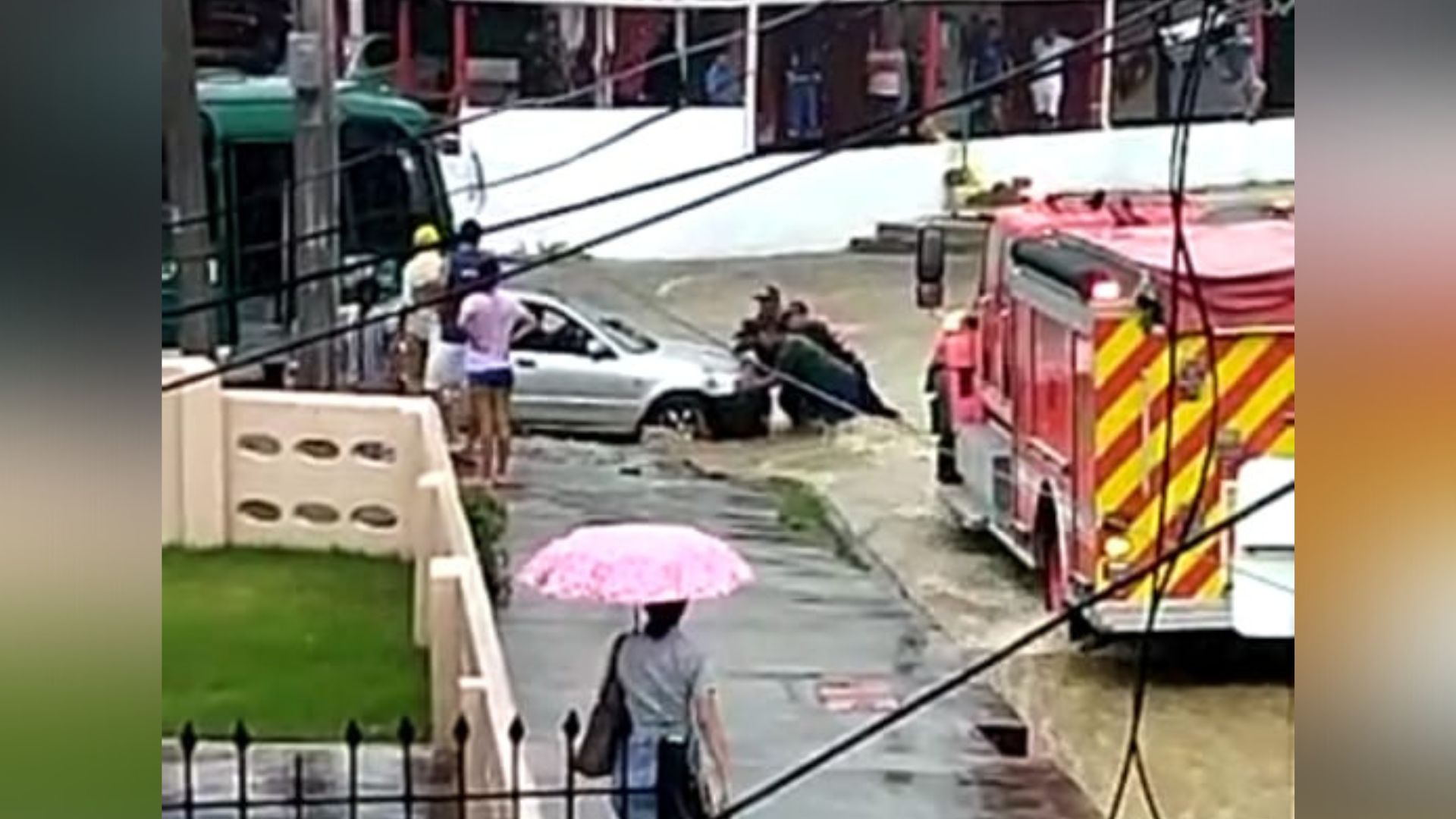 Momentos de pánico vivieron las personas, hasta la llegada de los bomberos. 