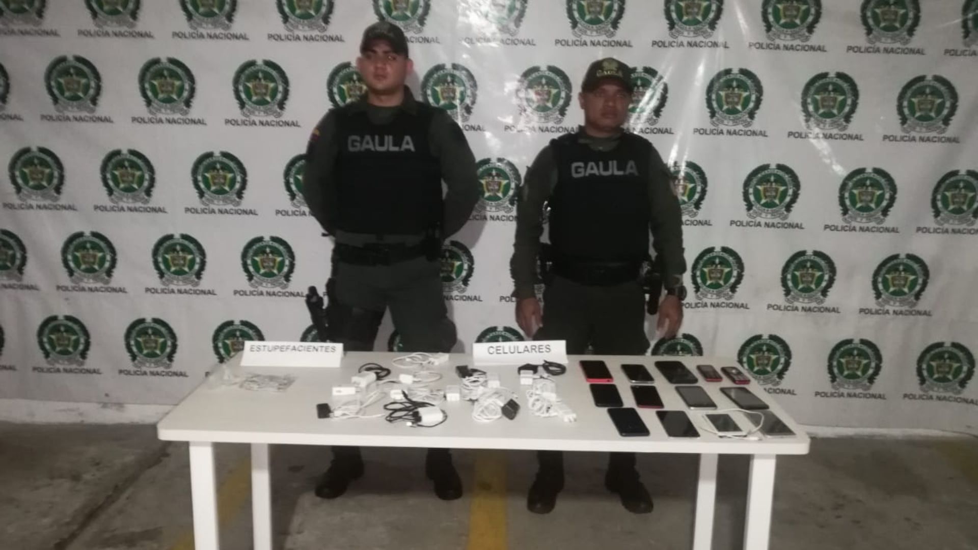 Se encontraron más de 70 sim cards y varias agendas. Los reos se harían pasar por integrantes de una presunta organización criminal. 