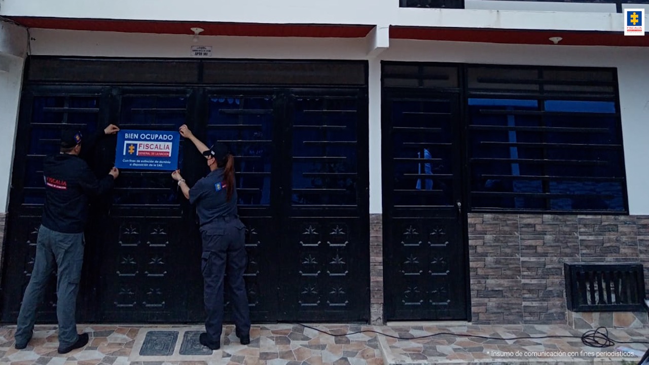 Miembros del CTI ocupan un inmueble decomisado a los ocho capturados. 