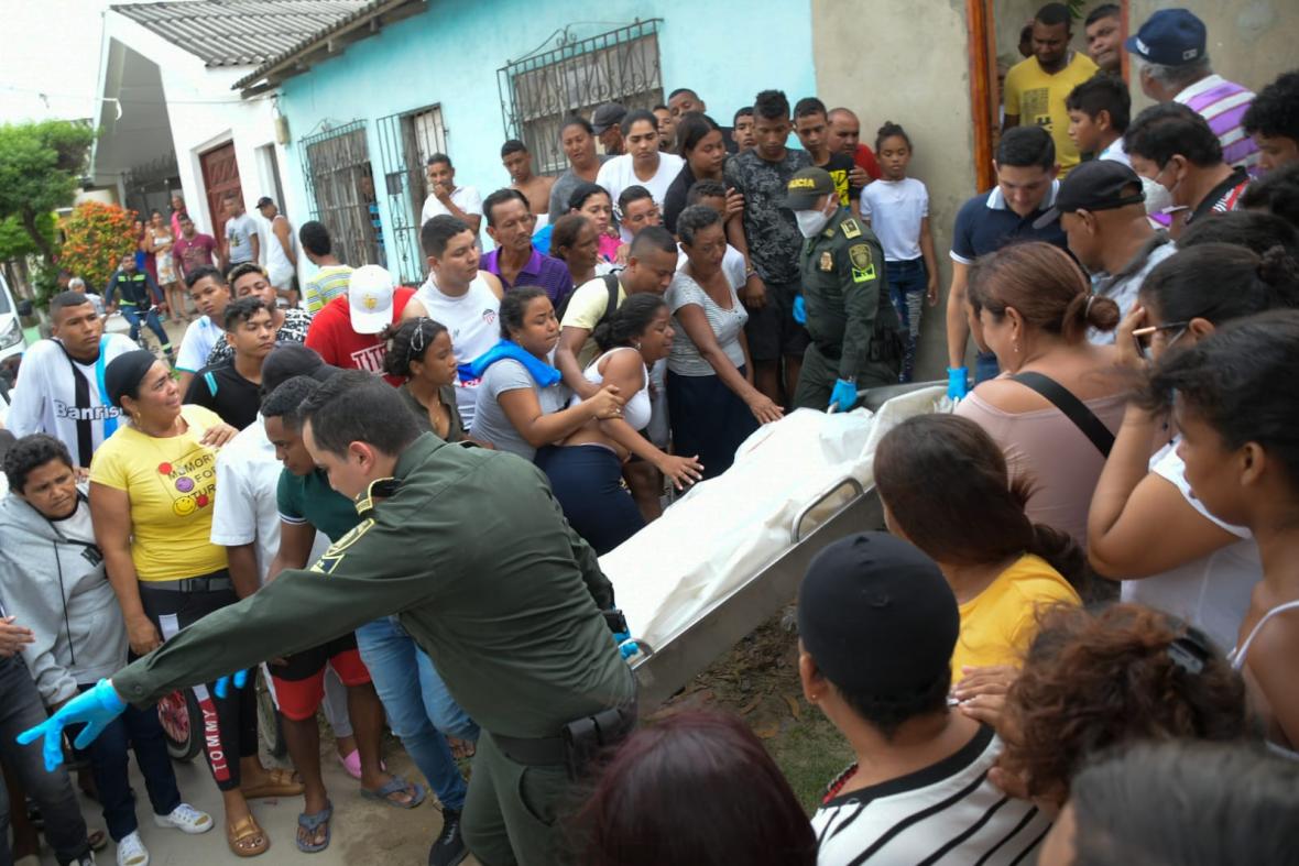 Momento en el que uniformados de la Policía sacaban el cadáver de la víctima de la escena del crimen.