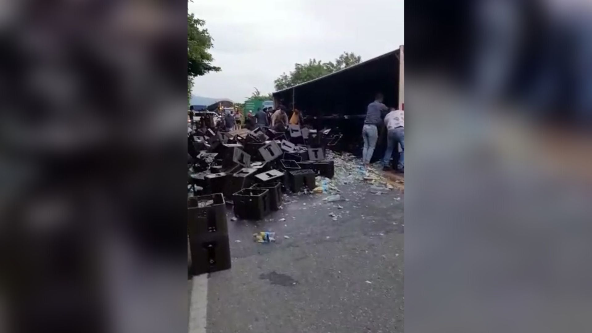 El vehículo de tracción fue saqueado por moradores de la zona. 