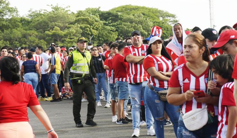 Las largas filas a las afueras del escenario para el ingreso al juego entre Junior y Once Caldas