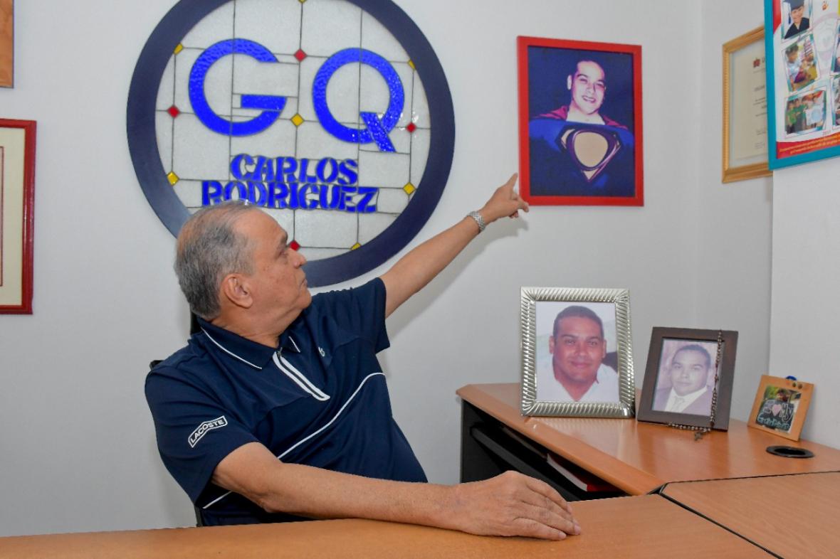 Carlos Rodríguez muestra una fotografía de su hijo con un disfraz de superhéroe. 