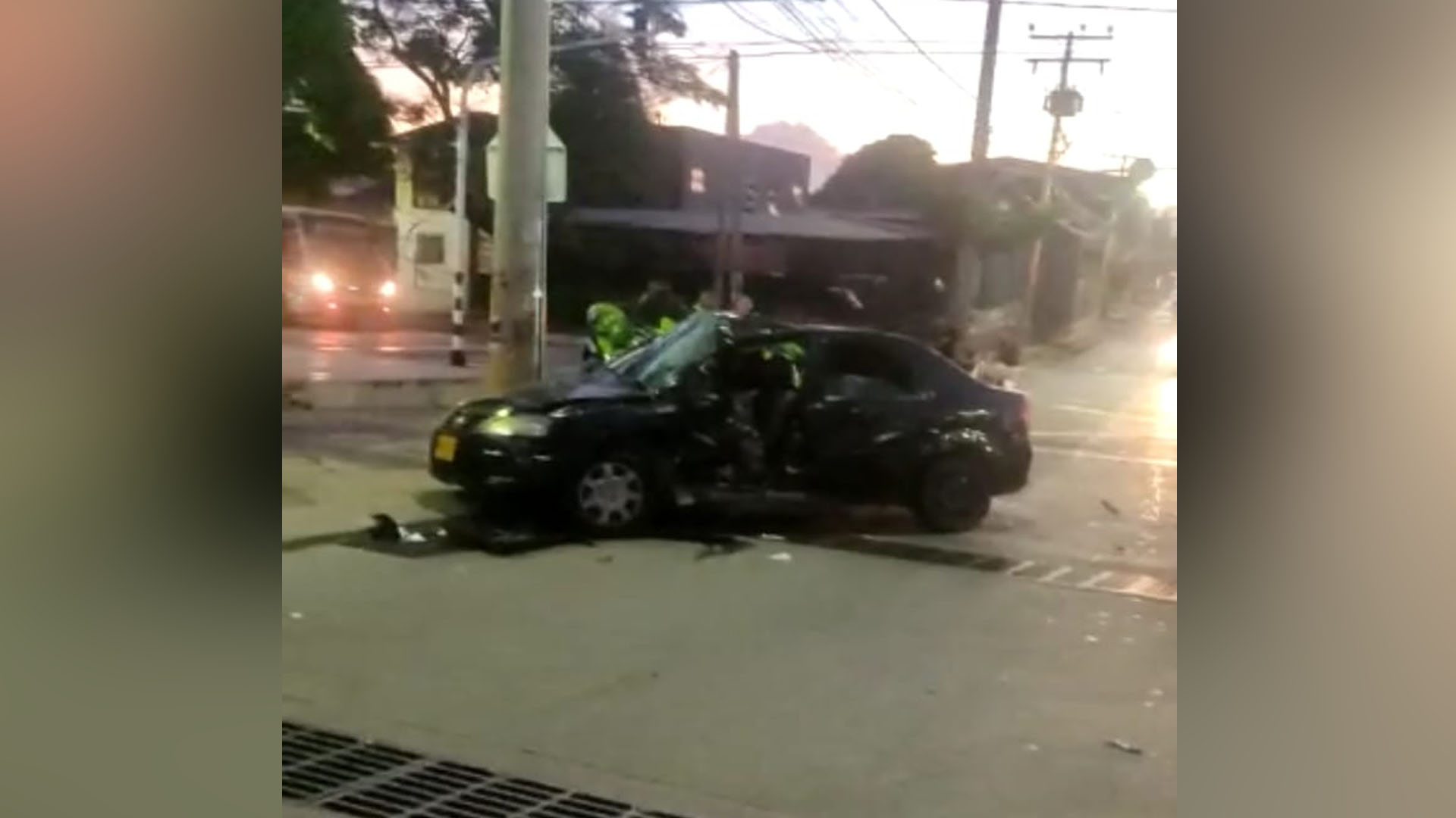 En el hecho estuvo involucrado un carro de color negro y un bus de la empresa La Carolina