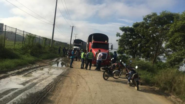 El joven quedó debajo de las llantas del camión.