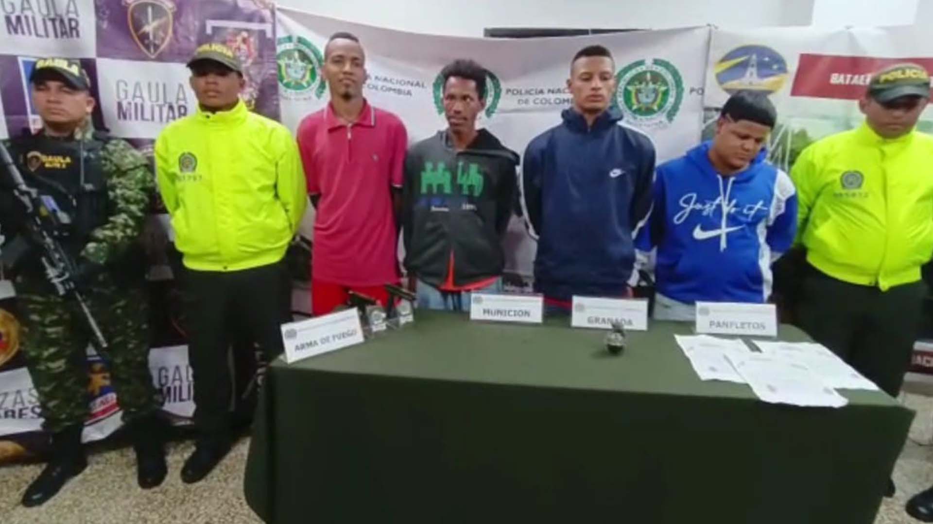 En medio de los procedimientos encontraron una granada de fragmentación y panfletos extorsivos.