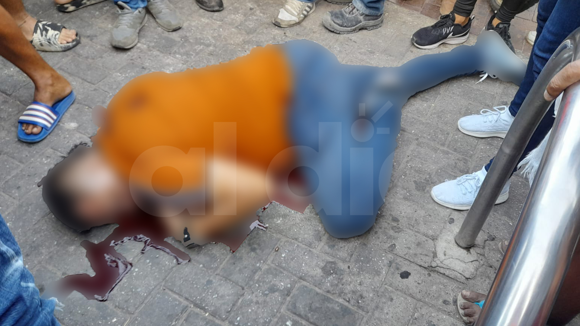 El sujeto quedó tendido en el suelo tras el crimen