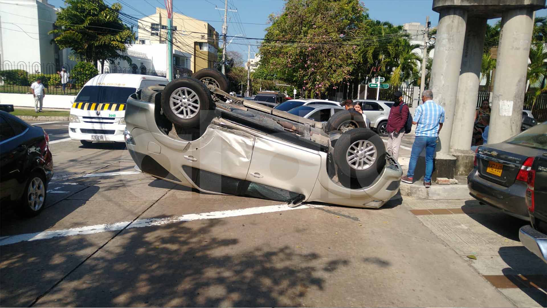 El vehículo afectado terminó volcado sobre una carretera en el norte de la ciudad