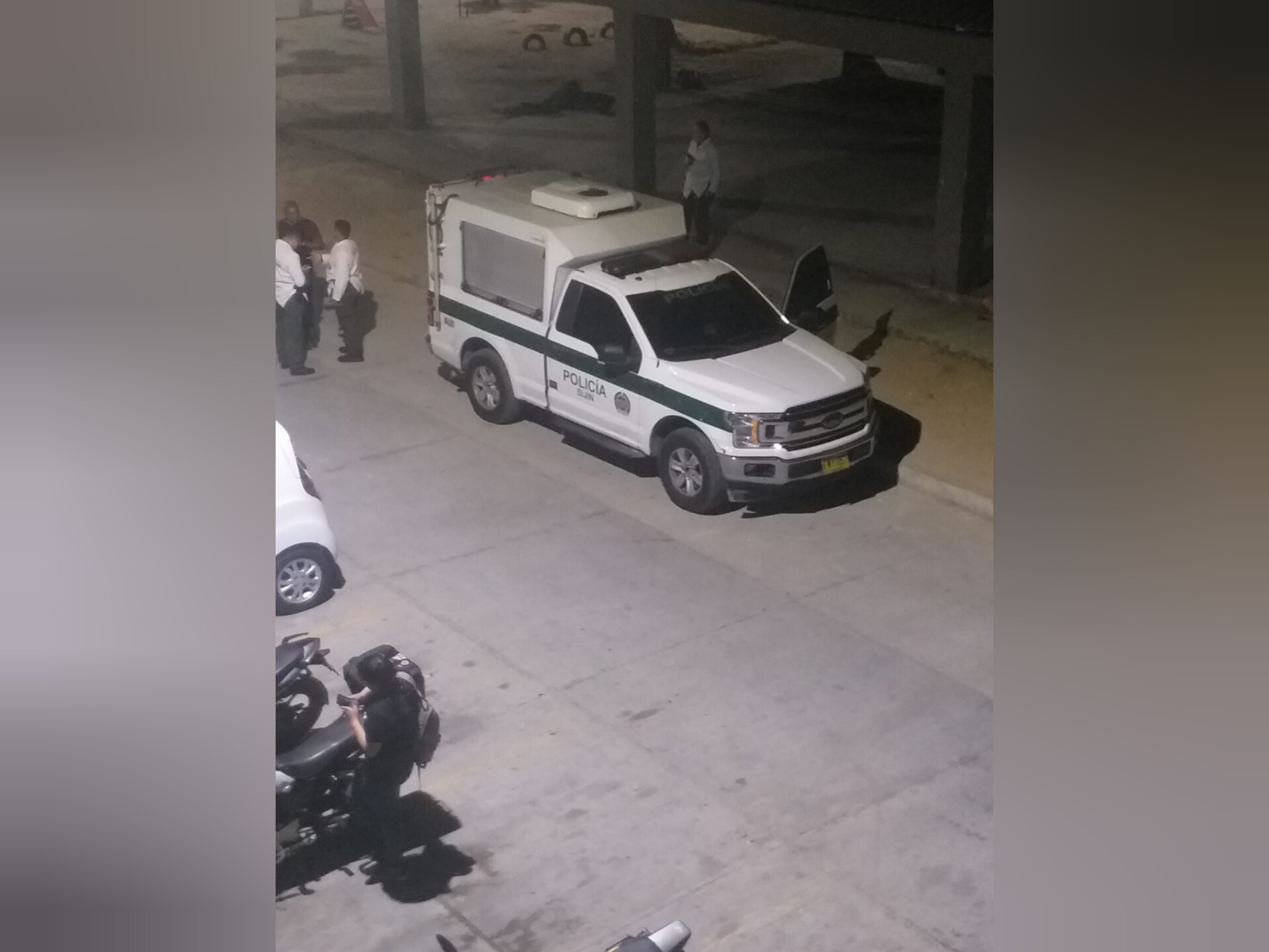 Aspecto del vehículo de Medicina Legal que que llegó a realizar el procedimiento 