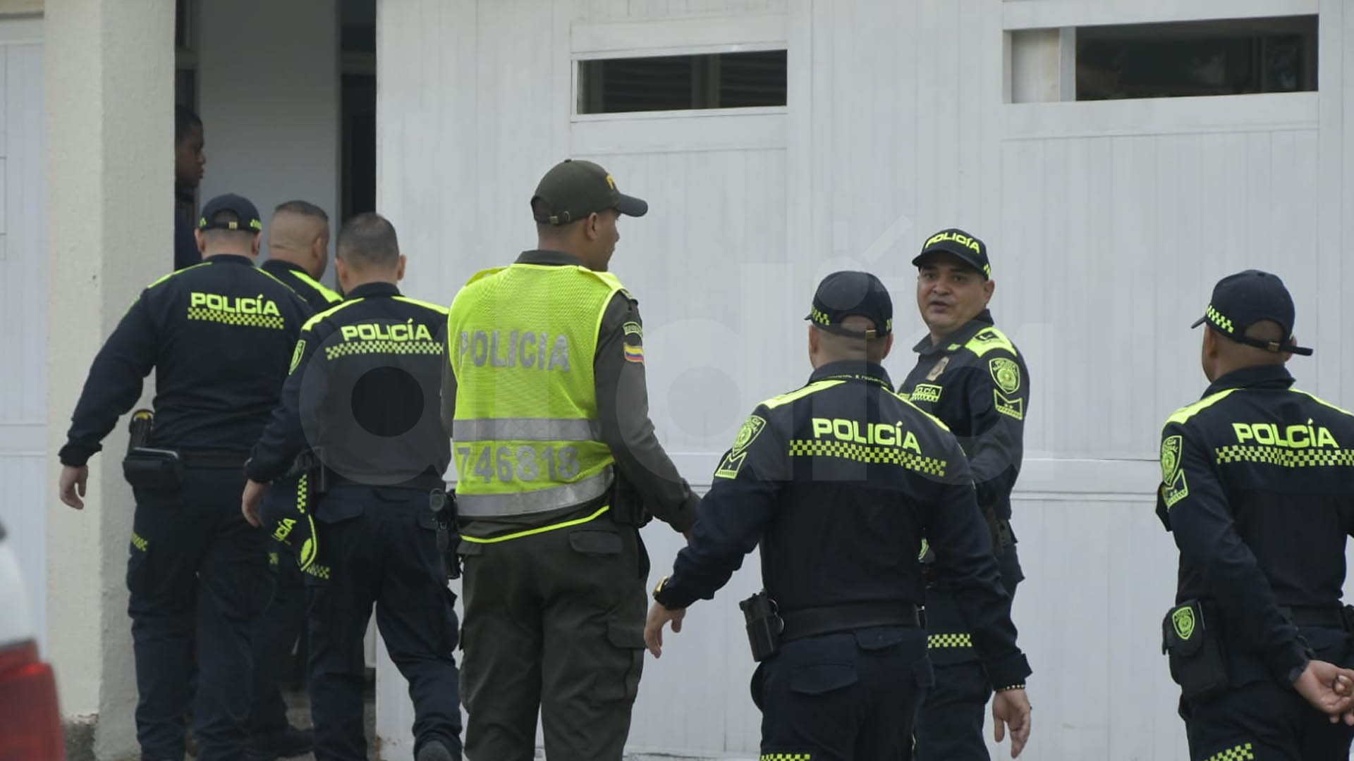 Unidades de la Mebar ingresando a la vivienda en la que fueron cometidos los hechos