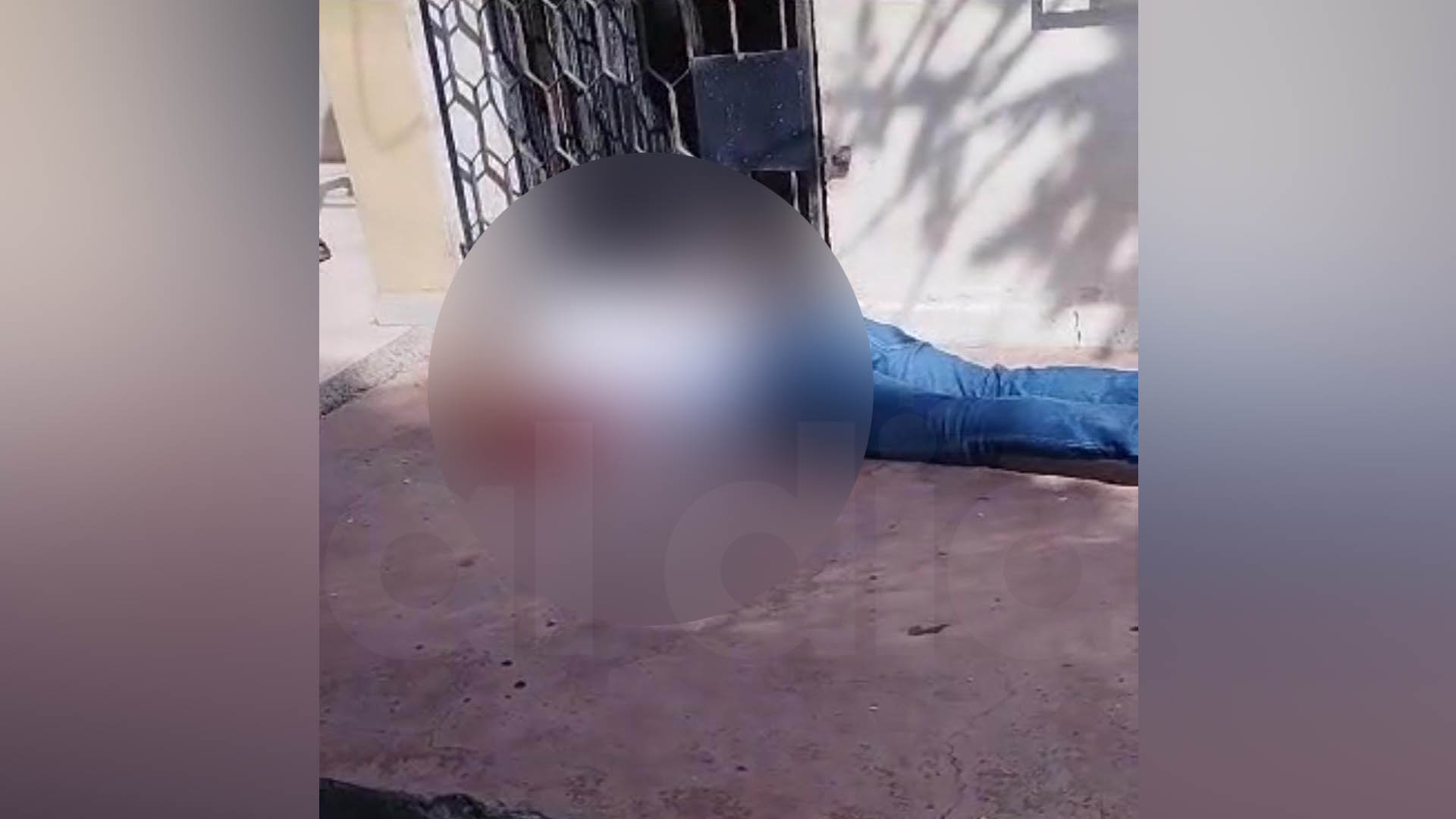 El hombre quedó tendido en la terraza de una vivienda