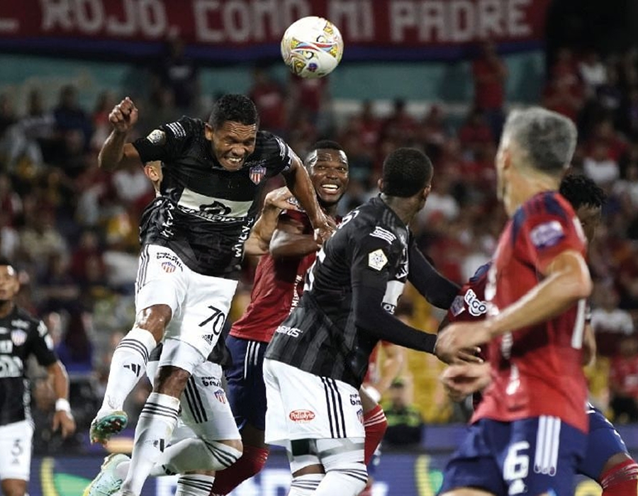 Carlos Bacca rematando de cabeza un balón durante el último partido de Junior