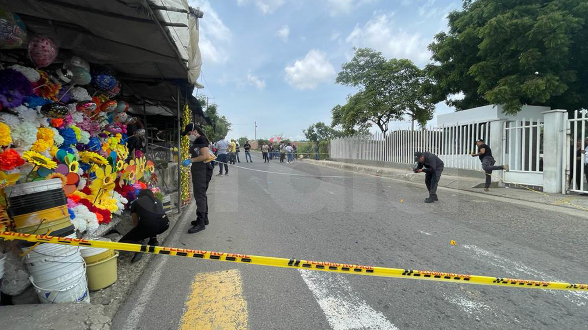 Fachada de la entrada del cementerio, donde fueron perpetrados los disparos