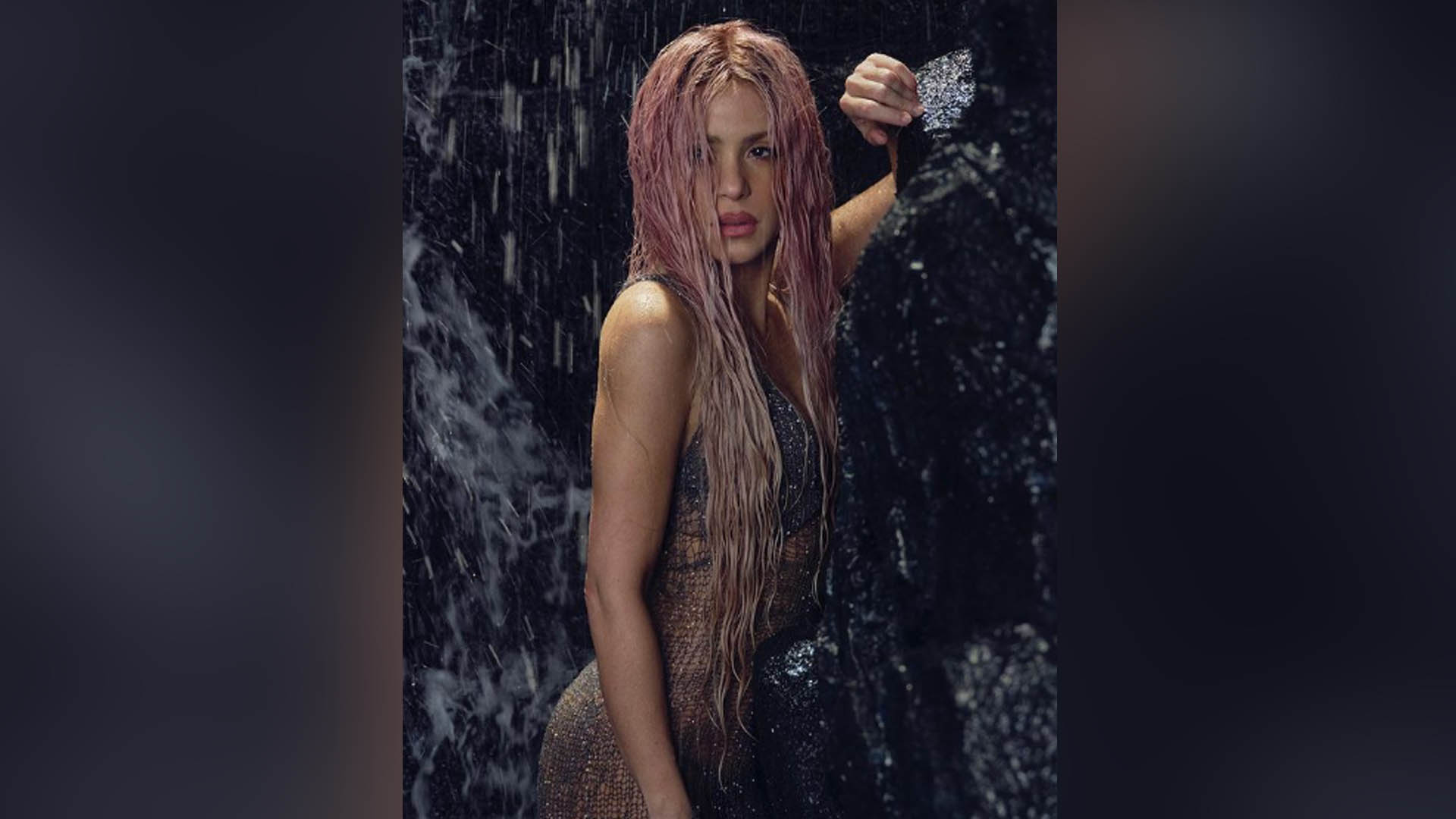Shakira durante la grabación del video