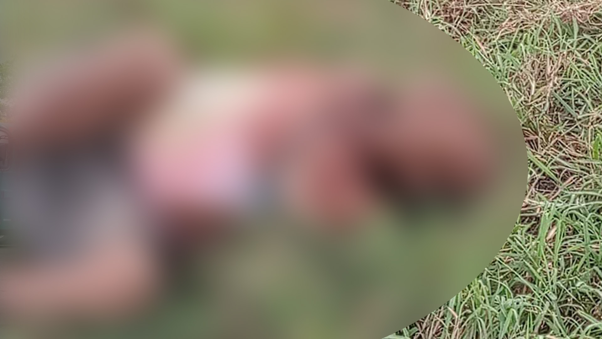 el hombre sin vida y su cuerpo censurado para evitar herir susceptibilidades