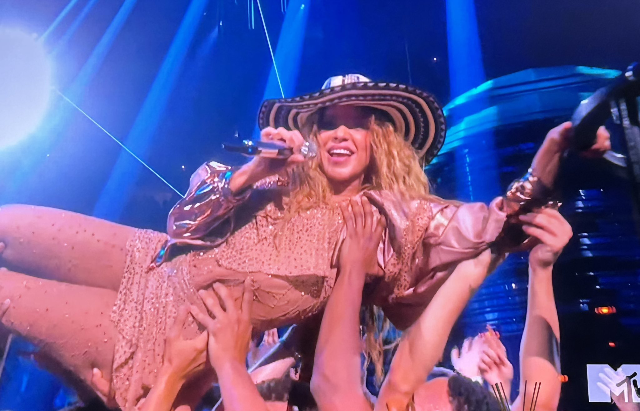 Shakira en medio de su presentación en los VMA's