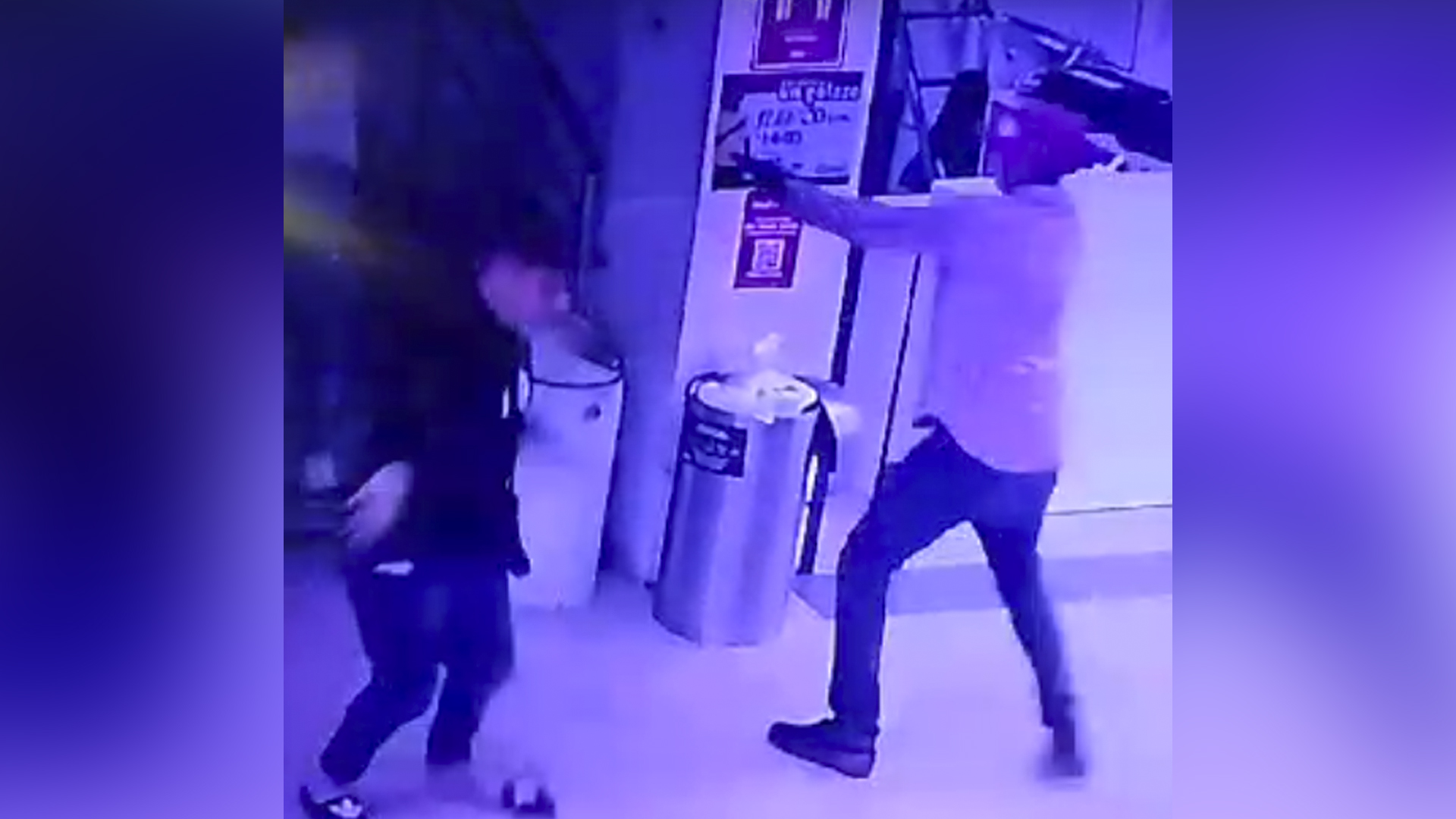 Momento en el que el criminal acciona su arma de fuego