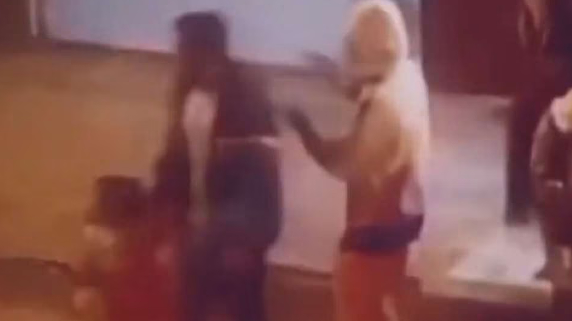 El hecho quedó registrado en video. La víctima fue atacada por un sicario mientras se encontraba en compañía de su hija de tres años,