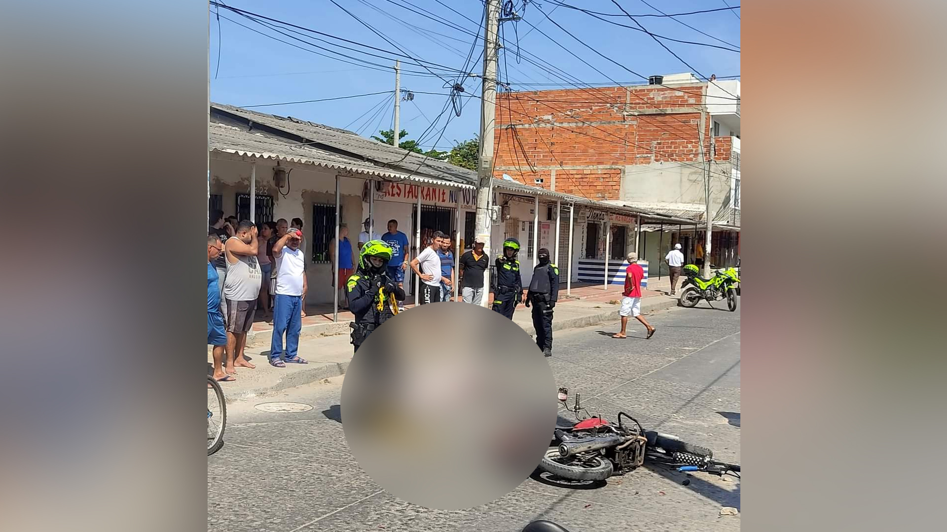 La víctima, cuya identidad aún no ha sido revelada, quedó tendida en medio de la calle