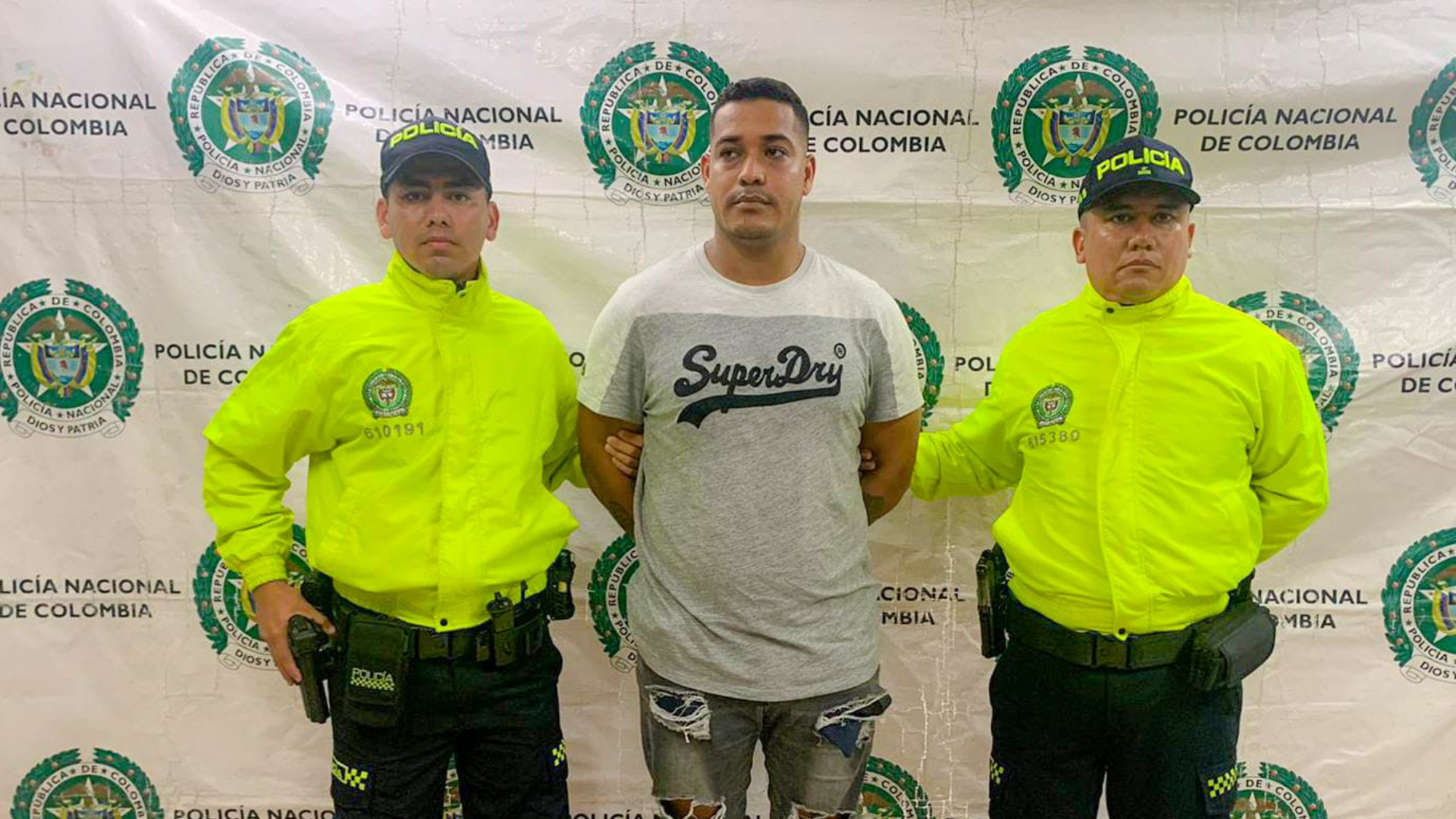 El sujeto tras ser capturado por las autoridades