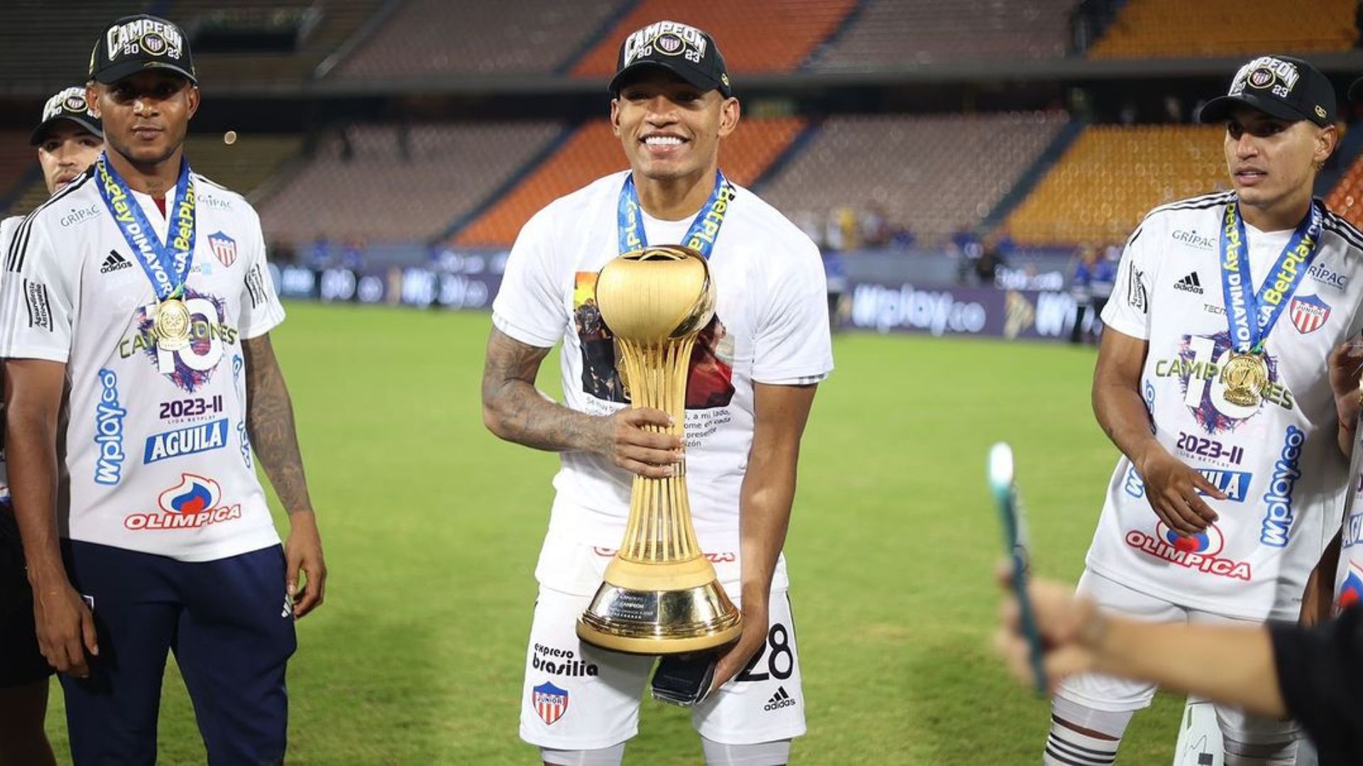 Jermeín Zidane Peña celebra con el trofeo de Junior en sus manos. 