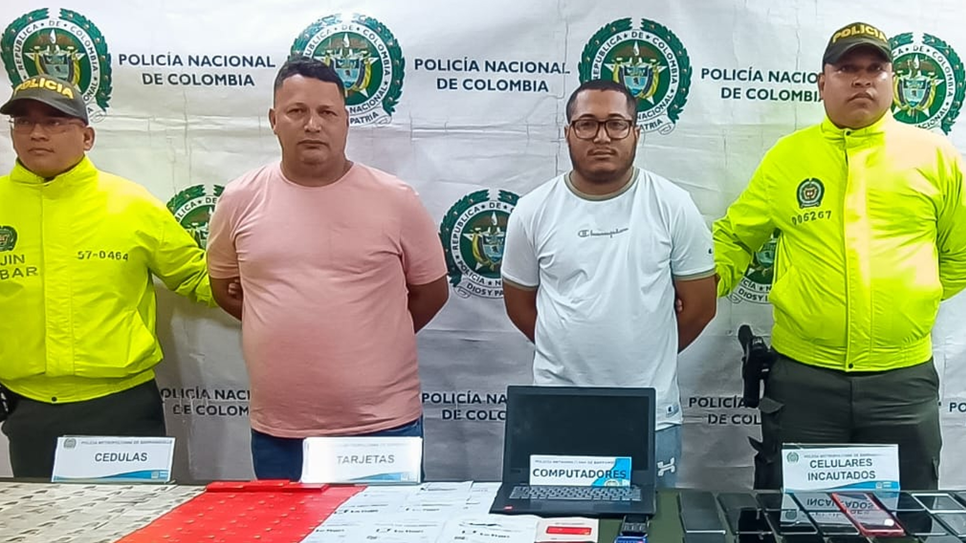 Fabio Rafael Vallejo, de 46 años de edad y conocido con el alias de ‘Terror de Davivienda’, y Wilmer Jesús Gutiérrez Martínez, de 30 años de edad y quien, según la autoridad, sería yerno del primero. 