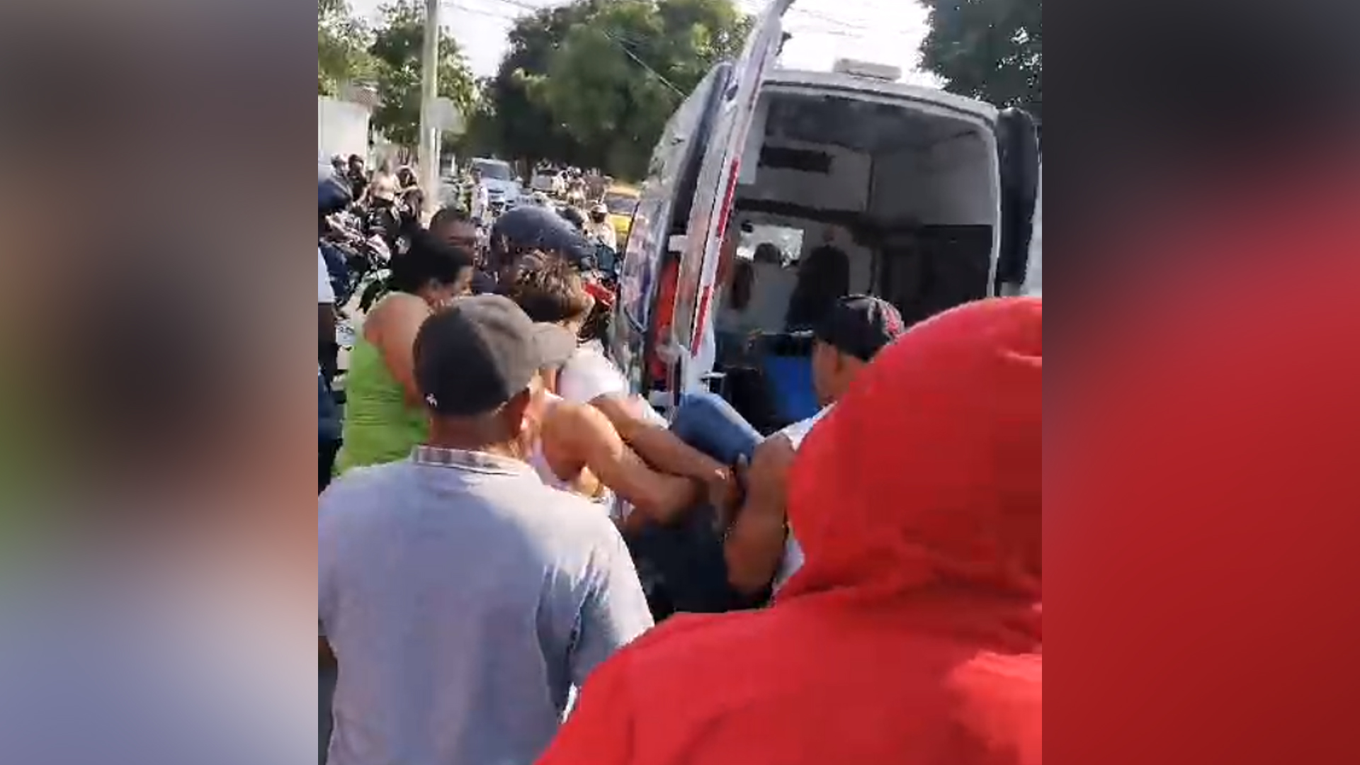 Momento en que el hombre herido es conducido a una ambulancia