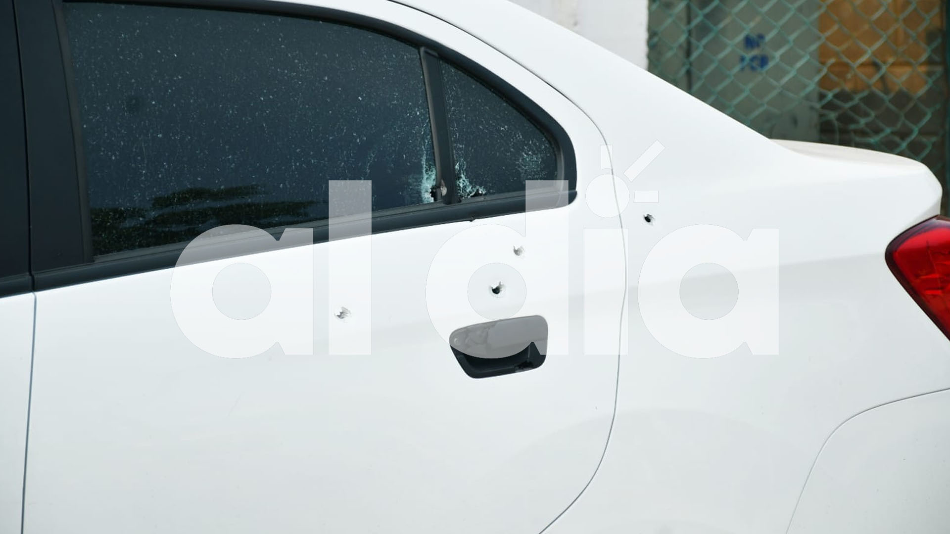 Las balas en la puerta trasera del carro