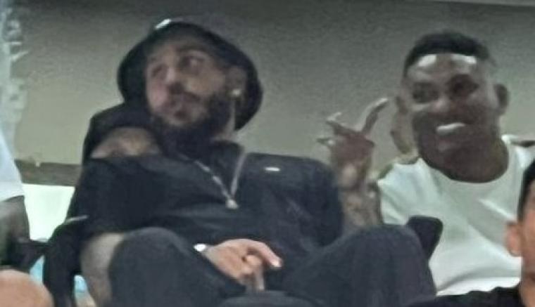 Duván Vergara viendo el partido entre Junior y Pereira en el Metropolitano.