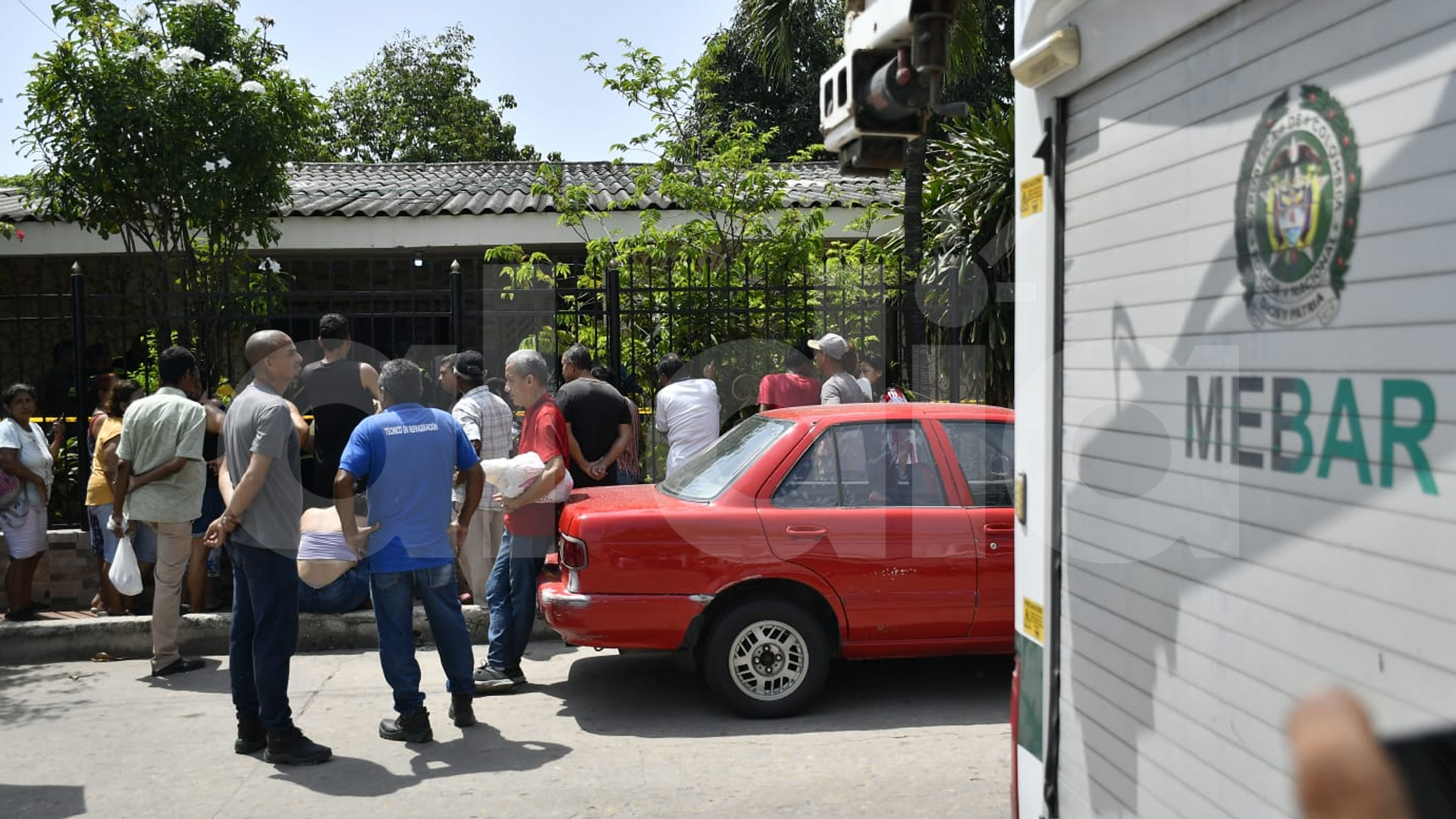 Las autoridades respondieron al llamado para llevar a cabo el levantamiento del cuerpo y comenzar las investigaciones pertinentes 