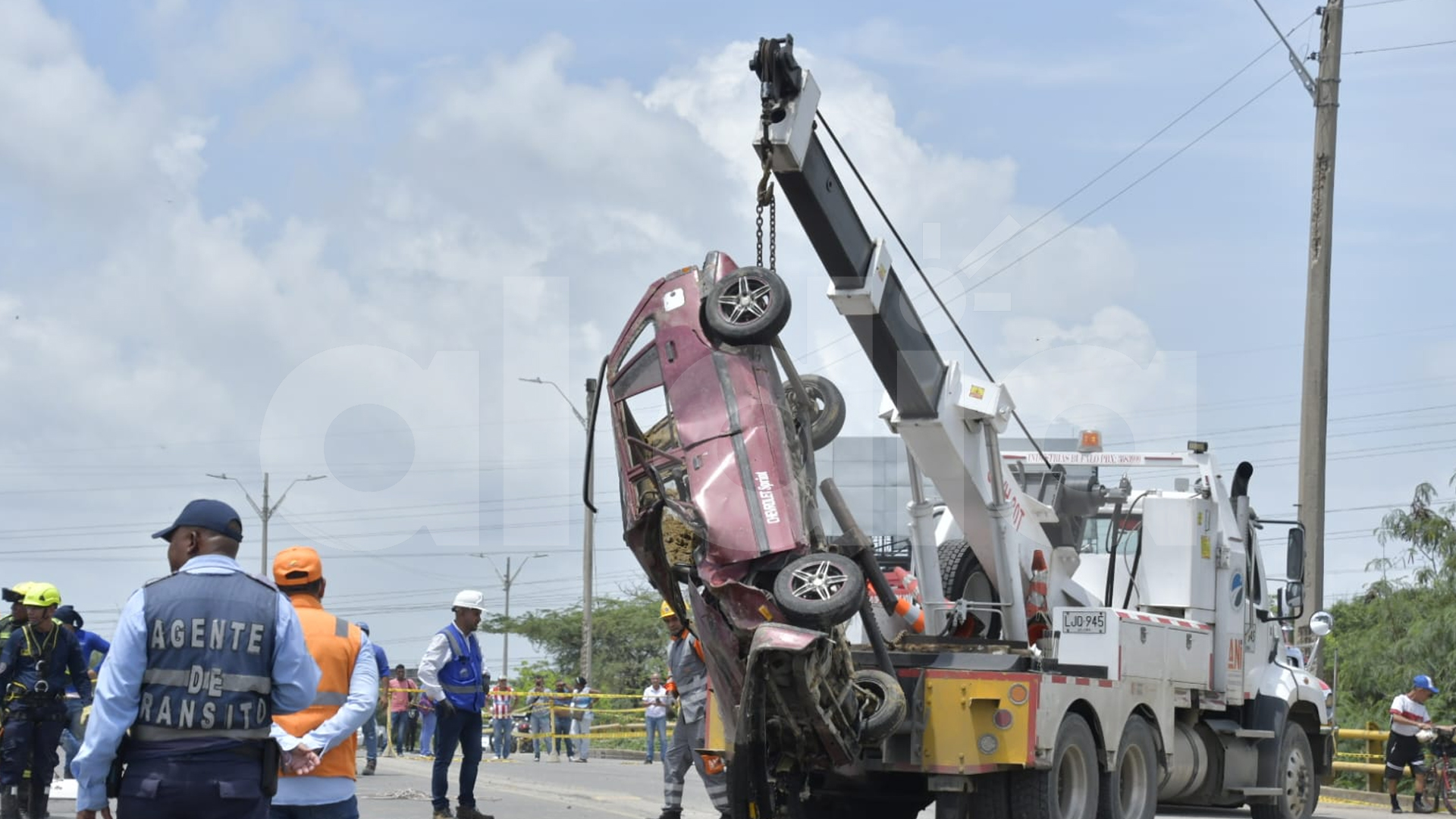 Momento en que sacan uno de los carros del cráter