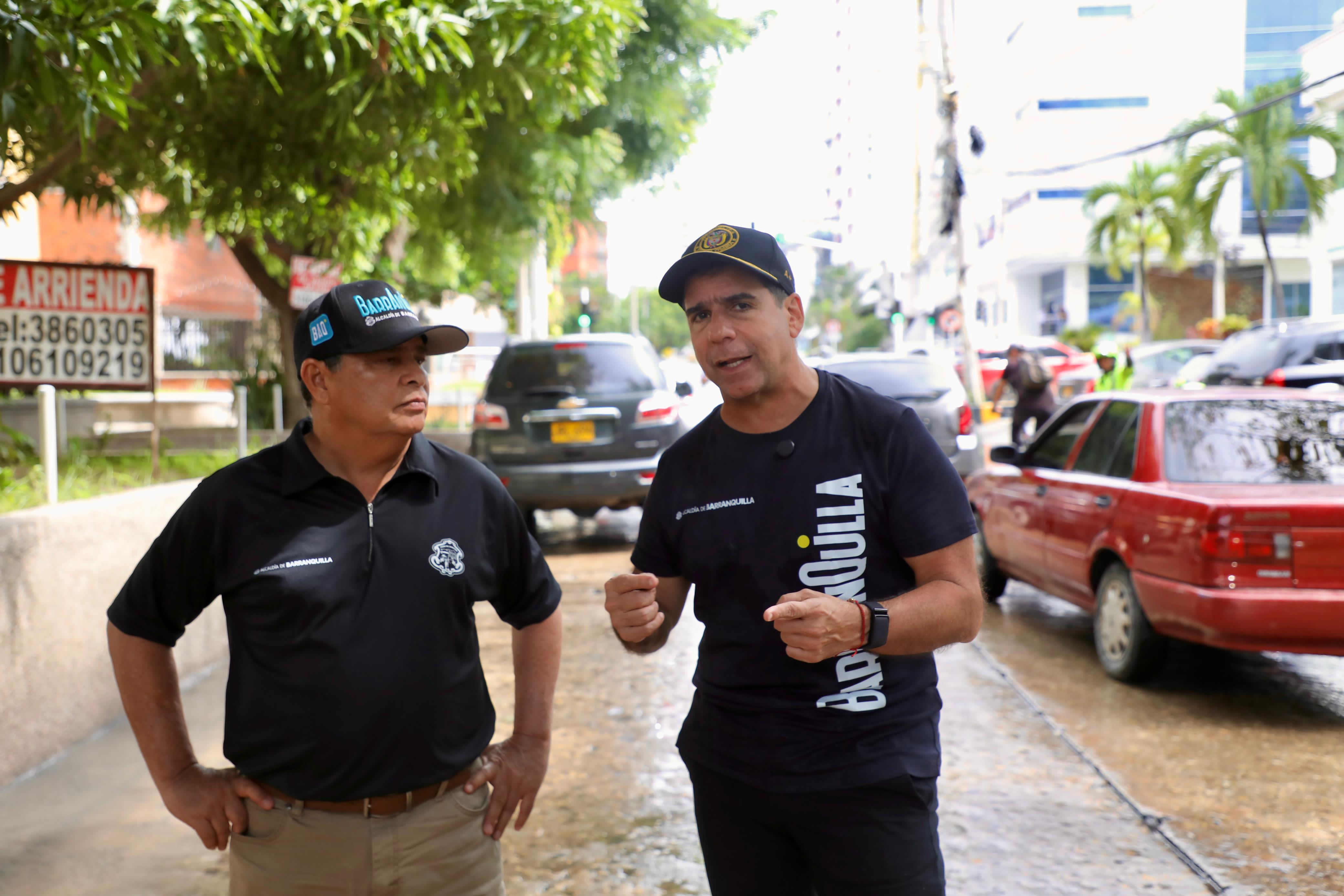 Alejandro Char en medio del anuncio