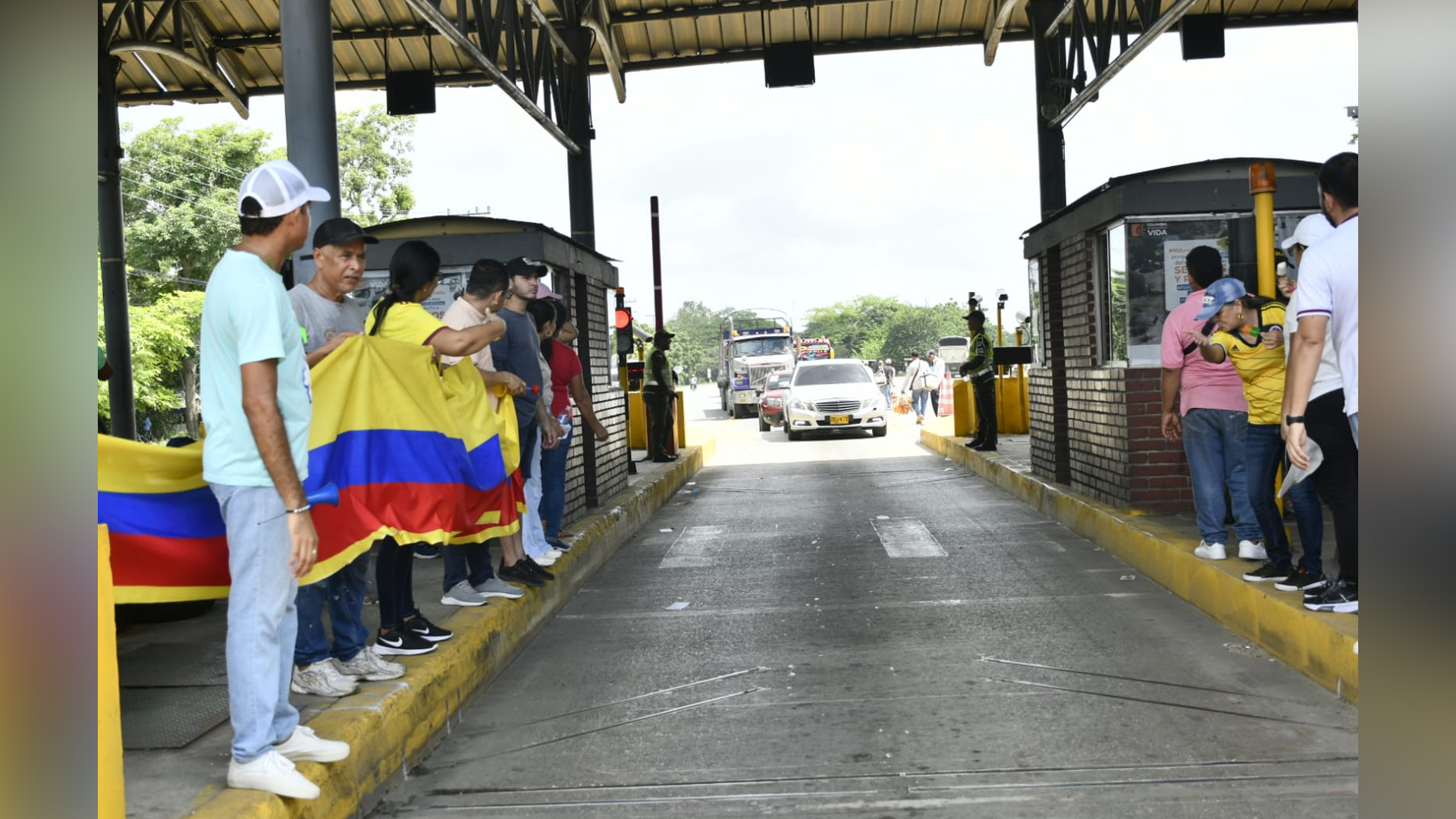 Comunidad celebra el levantamiento de las talanqueras